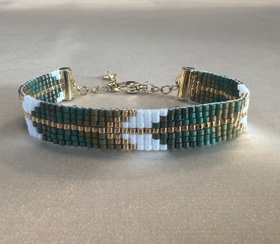 Miyuki Delica Armband - Handmade verarbeitet Miyuki Delica Armband mit grünen, weißen und goldenen Perlen